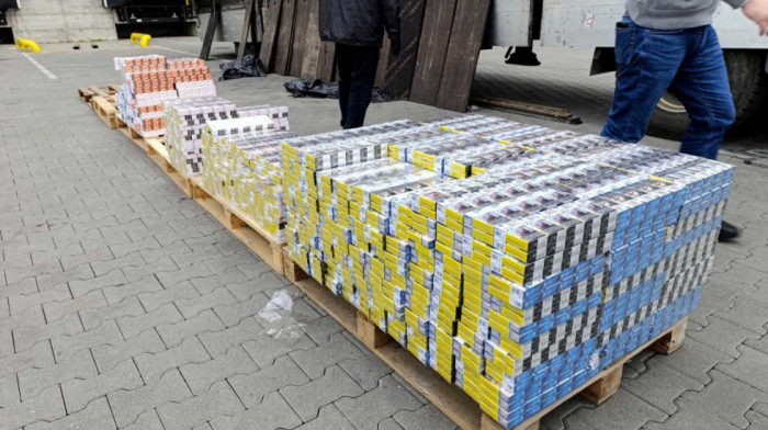 Uhapšen na prelazu Bezdan, pokušao da prokrijumčari skoro 20.000 paklica cigareta: Oglasilo se VJT u Novom Sadu (FOTO)