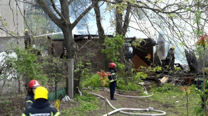 Požar kod Plavog mosta: Izgorela baraka, preminuo muškarac koji je posmatrao intervenciju vatrogasaca