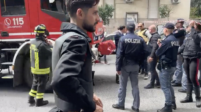 Filmska pljačka banke u Napulju sa 25 talaca: Lopovi pobegli kroz kanalizacioni otvor (VIDEO)