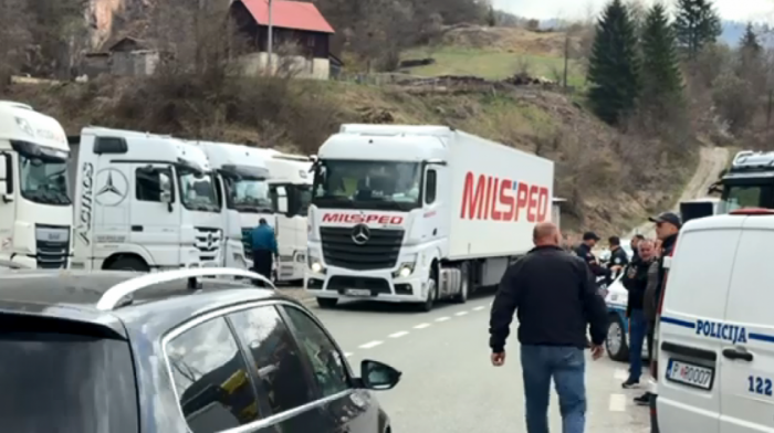 Crnogorski prevoznici blokirali Dračenovac: Od ponedeljka petodnevna obustava saobraćaja, priveden Đorđe Lješnjak