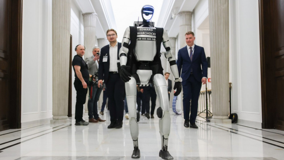 Robot Edvard Varhocki, viralna senzacija iz Poljske, snimljen kako tera divlje svinje na ulicama Varšave (VIDEO)