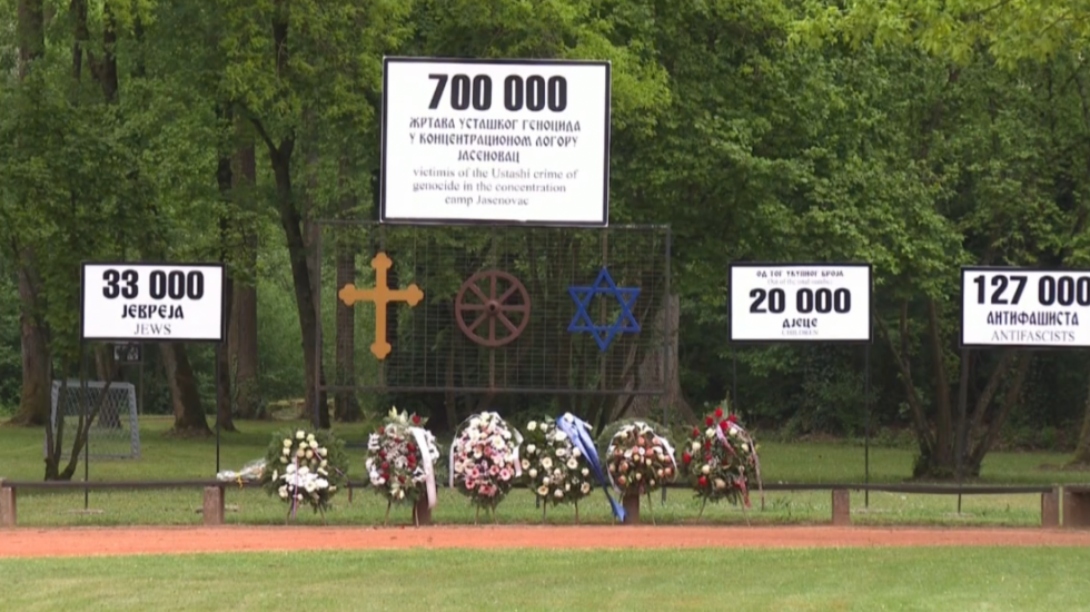 Vučić stigao u Donju Gradinu na obeležavanje Dana sećanja, položeni venci na grobno polje "Topole"