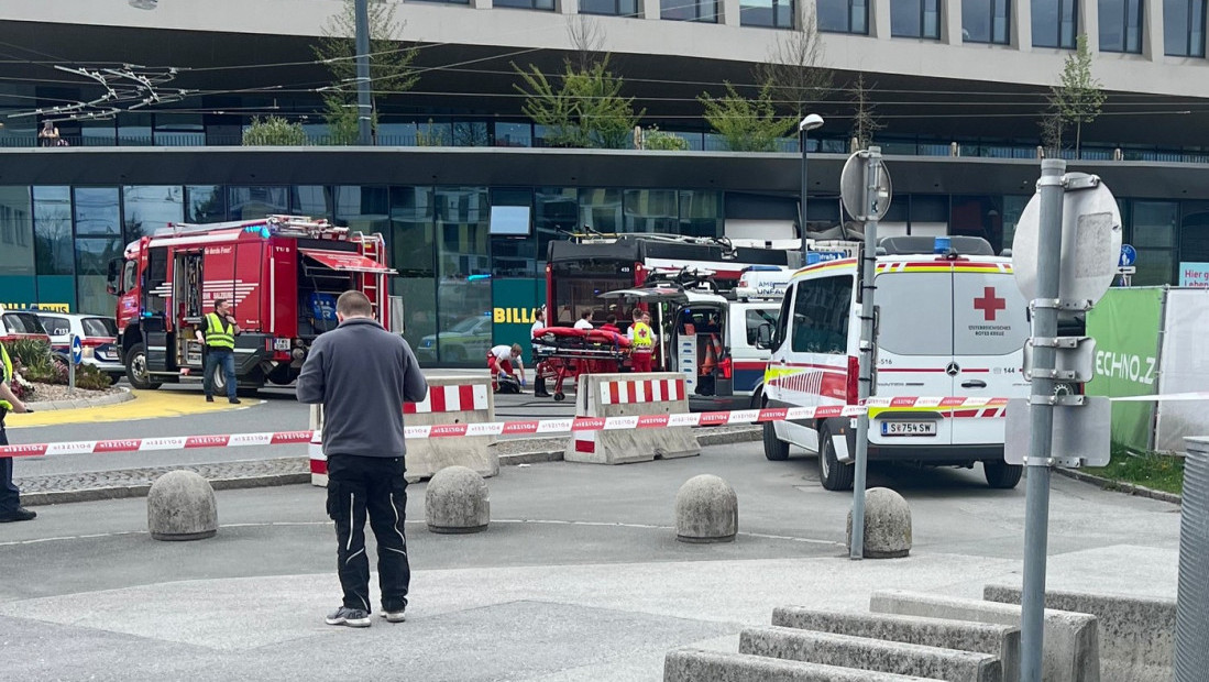 Tragedija u Nemačkoj: Trolejbus uleteo u prodavnicu, poginuo muškarac, 30 povređenih