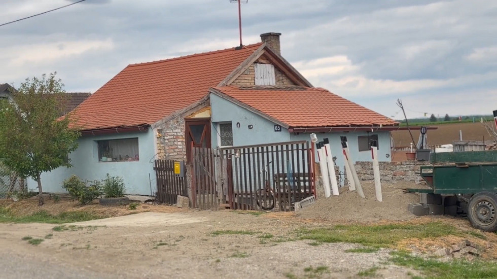 PRVE FOTOGRAFIJE SA MESTA ZLOČINA KOD SREMSKE MITROVICE Sekirom usmrtio muškarca pa ga zapalio u ataru sela Hrtkovci