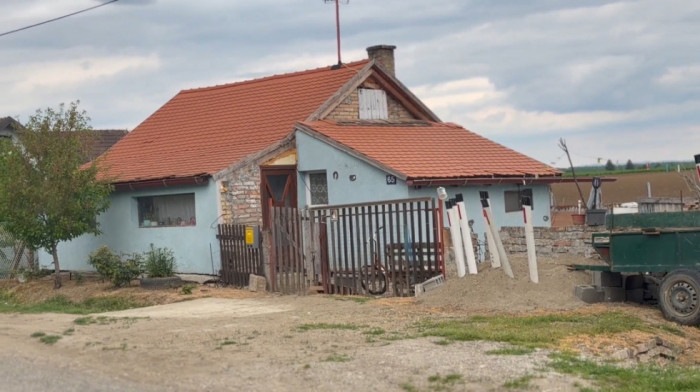 PRVE FOTOGRAFIJE SA MESTA ZLOČINA KOD SREMSKE MITROVICE Sekirom usmrtio muškarca pa ga zapalio u ataru sela Hrtkovci