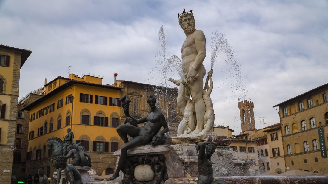 Turistkinja se popela na Neptunovu fontanu u Firenci u okviru izazova, pa napravila štetu od 5.000 evra