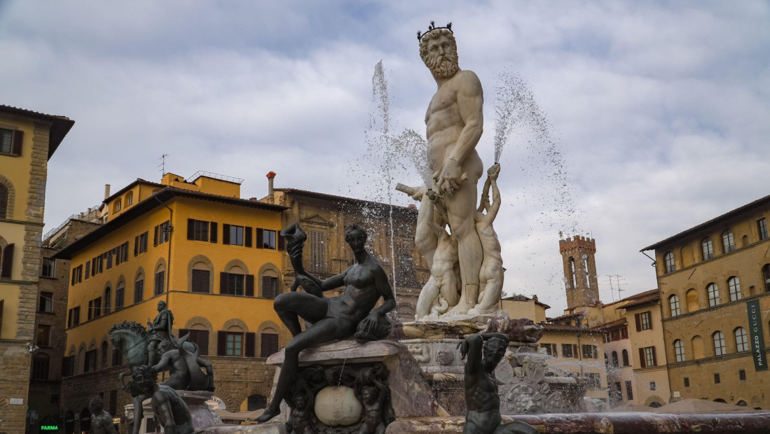 Turistkinja se popela na Neptunovu fontanu u Firenci u okviru izazova, pa napravila štetu od 5.000 evra