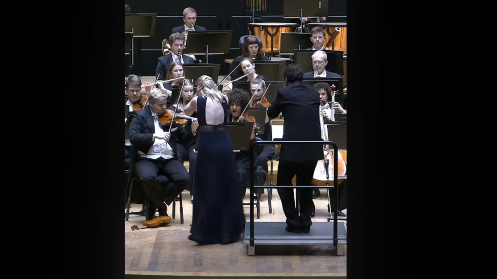 Dirigent na koncertu slučajno solistkinji iz ruku izbio violinu vrednu milion dolara: "Nindža potez" spasao veče (VIDEO)