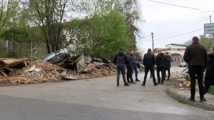 Upad prištinskih vlasti u Severnu Mitrovicu: Uz asistenciju policije porušili garaže Srba (VIDEO)