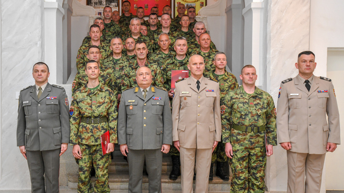 Uručeni prvi ugovori o radu na neodređeno vreme profesionalnim vojnicima