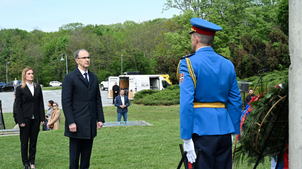 Premijer Macut položio venac u Spomen-parku Jajinci