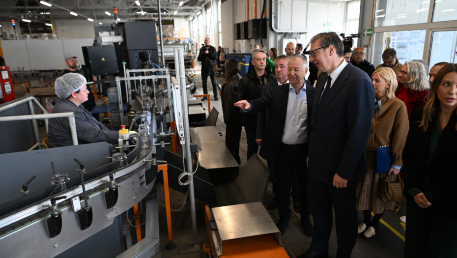 Vučić u Paraćinu: Danas pokušavamo da iz pepela podignemo fabriku stakla, danas smo postavili temelje