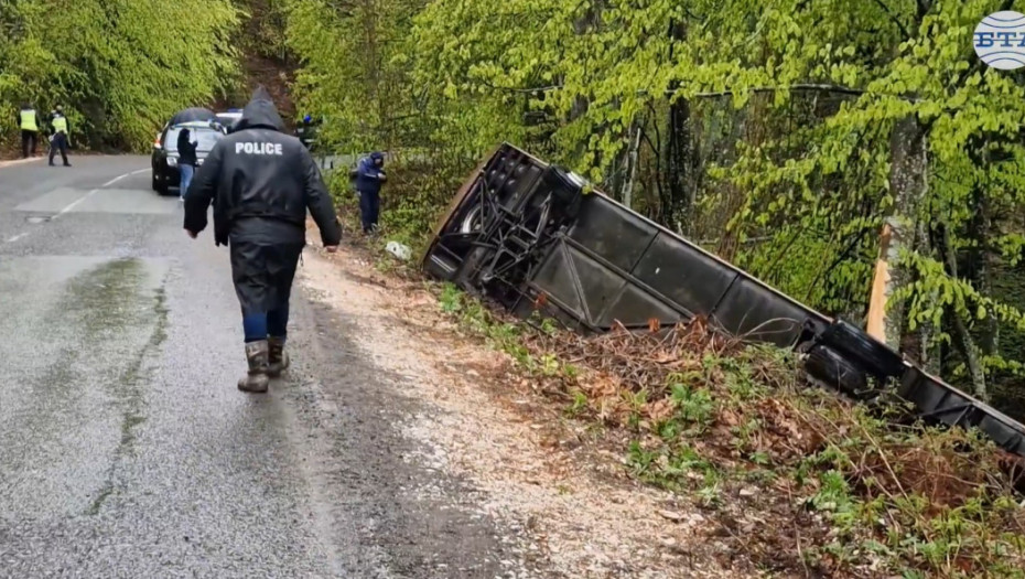 Sa mesta užasne nesreće u Bugarskoj: Autobus se prevrnuo, najmanje dvoje poginulo, više povređenih  (VIDEO)