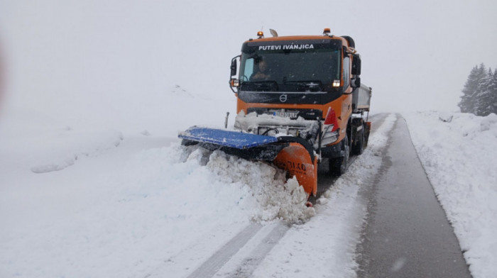 Sneg pao u selima oko Ivanjice, meštani zabrinuti zbog malinjaka
