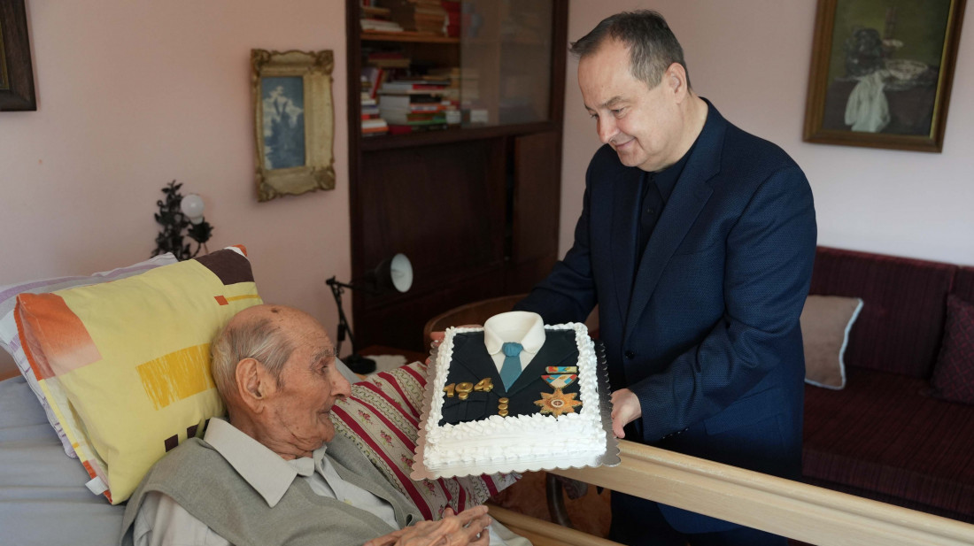 Dačić uručio orden "Jakov Nenadović" veteranu Milisavu Lukiću, učesniku NOB-a i bivšem funkcioneru MUP-a Srbije