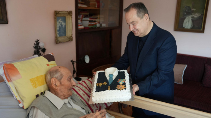 Dačić uručio orden "Jakov Nenadović" veteranu Milisavu Lukiću, učesniku NOB-a i bivšem funkcioneru MUP-a Srbije