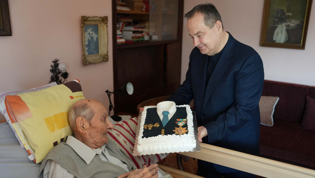 Dačić uručio orden "Jakov Nenadović" veteranu Milisavu Lukiću, učesniku NOB-a i bivšem funkcioneru MUP-a Srbije