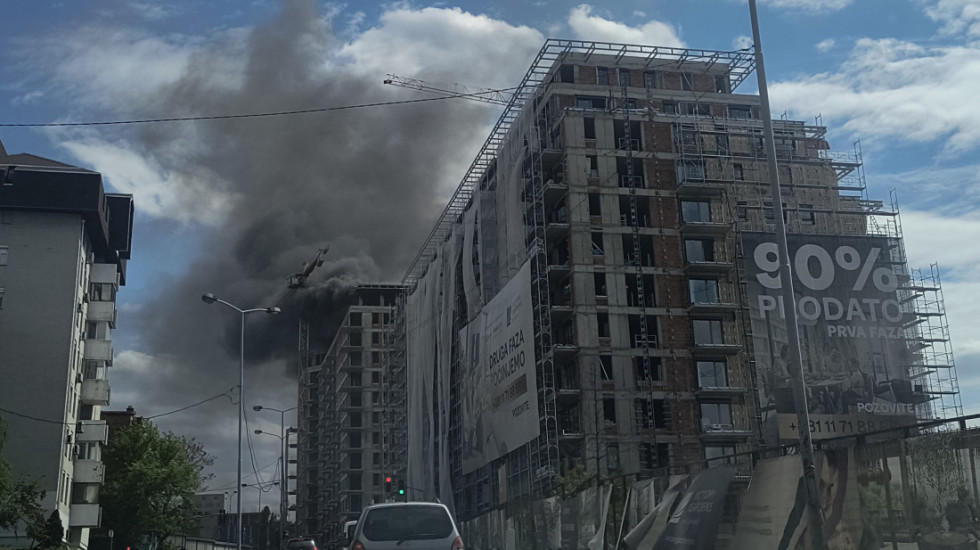 Požar na Čukaričkoj padini: Na terenu više od 20 vatrogasaca