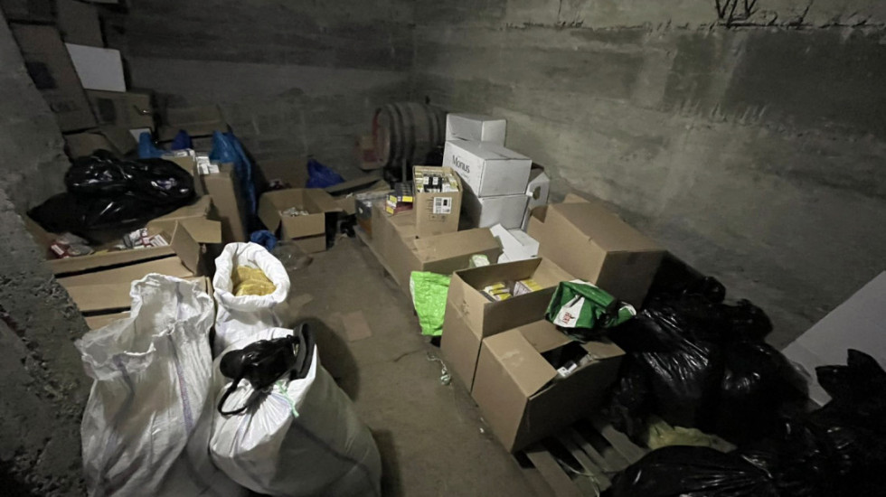 Velika zaplena u Kraljevu: Policija pronašla pola tone duvana i 7.450 paklica cigareta bez markica (FOTO)