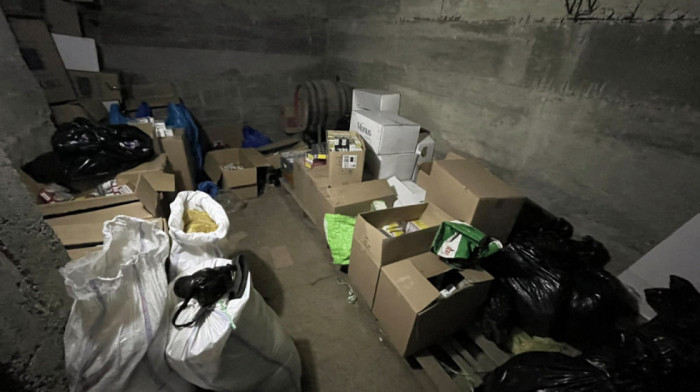 Velika zaplena u Kraljevu: Policija pronašla pola tone duvana i 7.450 paklica cigareta bez markica (FOTO)