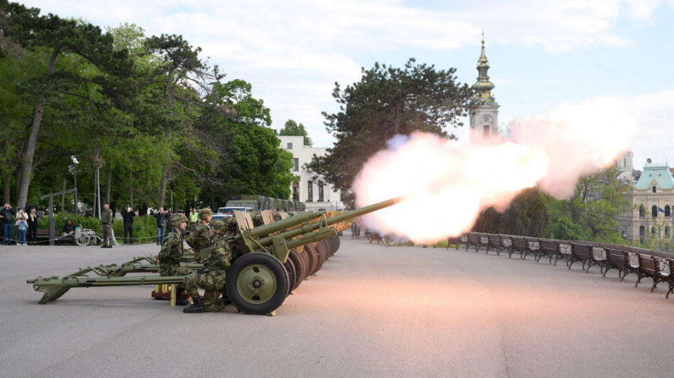 Počasna artiljerijska paljba povodom Dana Vojske Srbije izvedena sa Savske terase