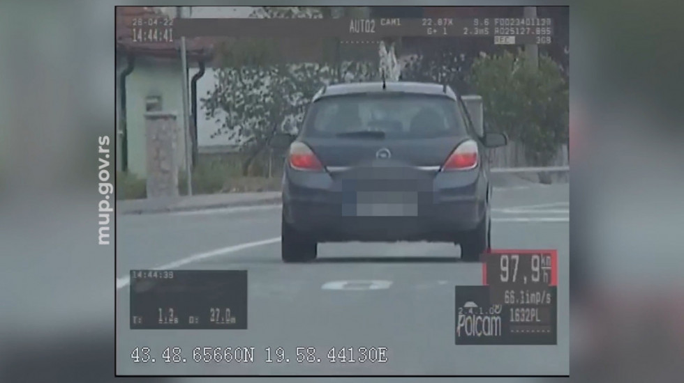 Presretači zaustavili vozača u Požegi: U zoni škole vozio skoro 100 na sat, podneta prekršajna prijava (VIDEO)