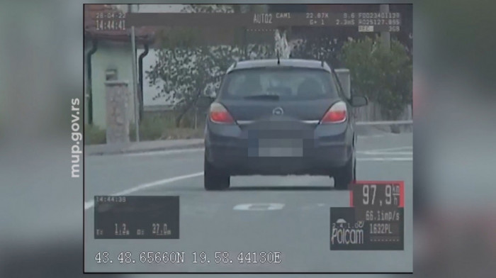 Presretači zaustavili vozača u Požegi: U zoni škole vozio skoro 100 na sat, podneta prekršajna prijava (VIDEO)