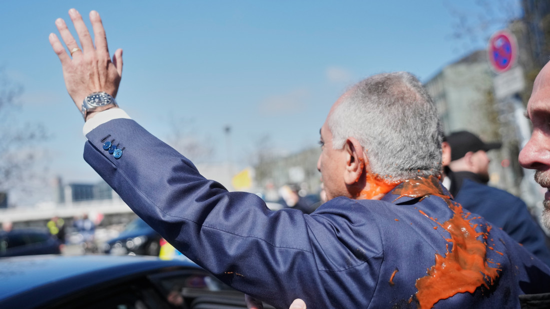 Reza Pahlavi pogođen crvenom tečnošću u Berlinu