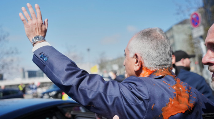 Reza Pahlavi pogođen crvenom tečnošću u Berlinu