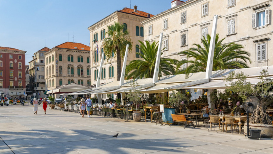 Burno u Splitu: Opozicija napustila sednicu zbog odluke o podizanju spomenika papi Jovanu Pavlu II na Rivi