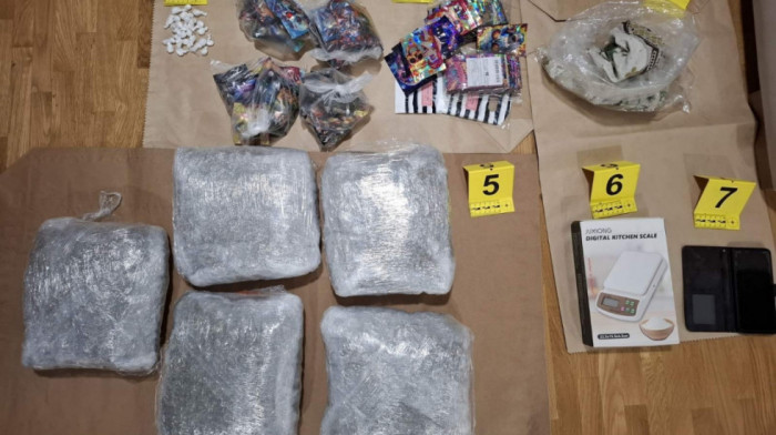 Uhapšen osumnjičeni za dilovanje narkotika na Paliluli: Nađeno mu više oko pet kila dve vrste droge