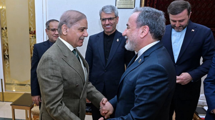 Srdačan susret Šarifa i Arakčija u Islamabadu: Premijer Pakistana i iranski šef diplomatije imali "najtopliji razgovor"