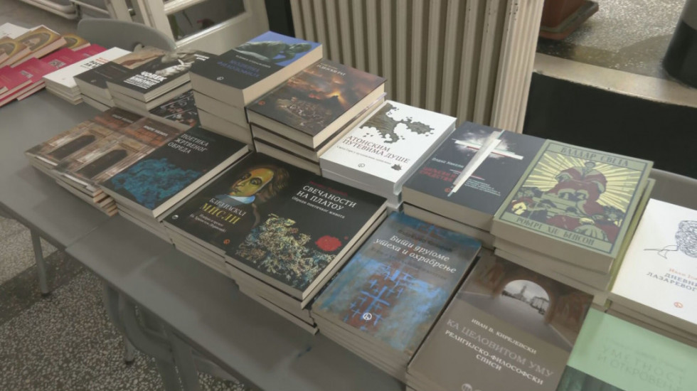 "Knjige, braćo. knjige": Prvi humanitarni sajam knjiga u organizaciji učenika