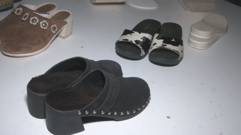 Klompe nisu izašle iz mode: Otac i ćerka prave obuću koja postaje neizostavan modni detalj