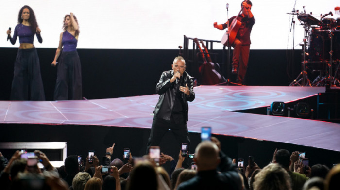 Spektakl u Beogradskoj areni: Eros Ramacoti oduševio hiljade fanova svojim najvećim hitovima