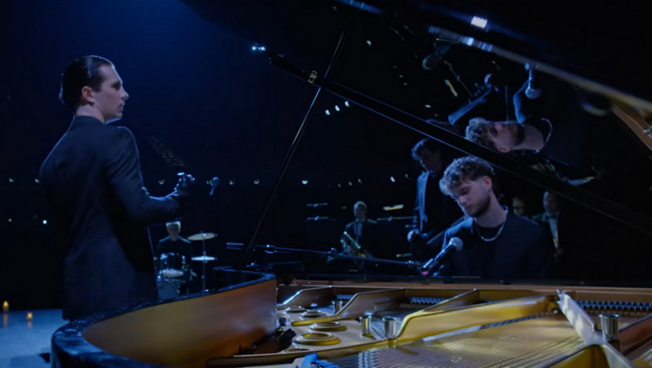 Grupa Lavina ponovo oduševila publiku: Poslušajte simfonijsku verziju pesme "Kraj mene" (VIDEO)