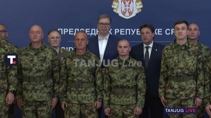 PRIPADNICI VOJSKE SRBIJE SE VRATILI IZ LIBANA Kapetan prve klase Đorđe Kričak referisao predsedniku i uručio poklon