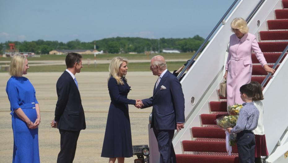 Tramp prekršio kraljevski protokol: Potapšao kralja Čarlsa tokom susreta u Beloj kući