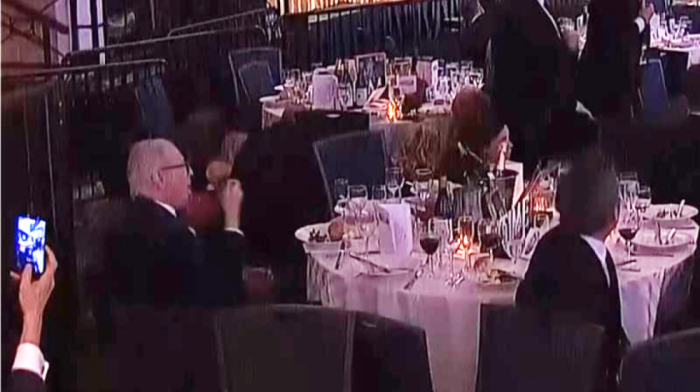 Hladan kao špricer: Snimak gosta koji lagano jede salatu usred pucnjave na večeri dopisnika Bele kuće postao viralan