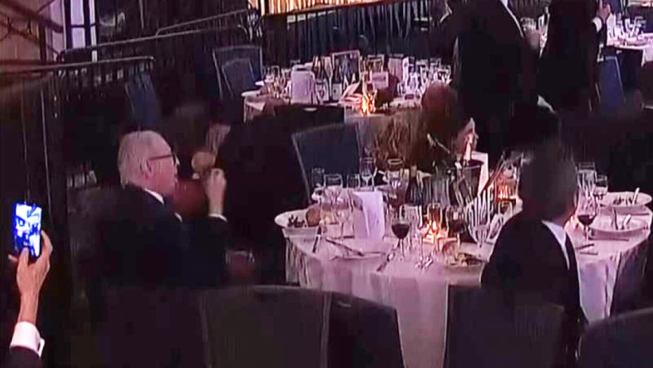 Hladan kao špricer: Snimak gosta koji lagano jede salatu usred pucnjave na večeri dopisnika Bele kuće postao viralan