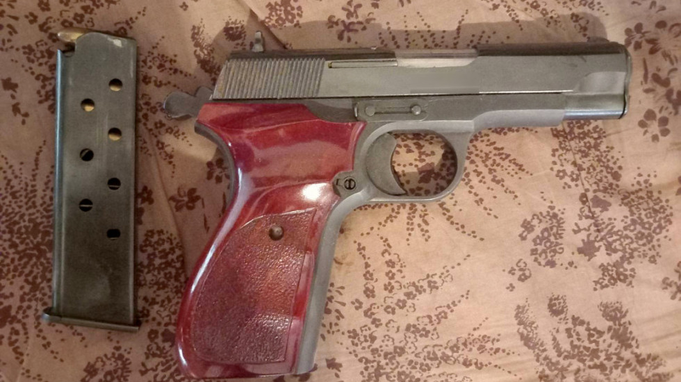 Uhapšen muškarac u Sremskoj Mitrovici: Nađeno mu 500.000 psihoaktivnih tableta i oružje