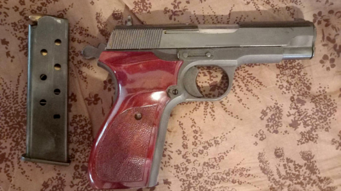 Uhapšen muškarac u Sremskoj Mitrovici: Nađeno mu 500.000 psihoaktivnih tableta i oružje