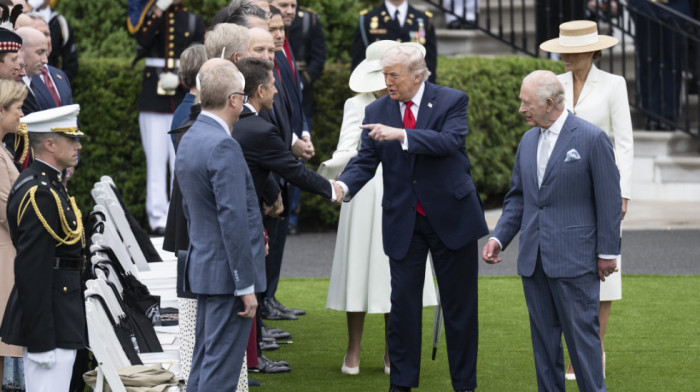Tramp prekršio protokol: Ubacio se u red za rukovanje ispred kraljevskog para (VIDEO)
