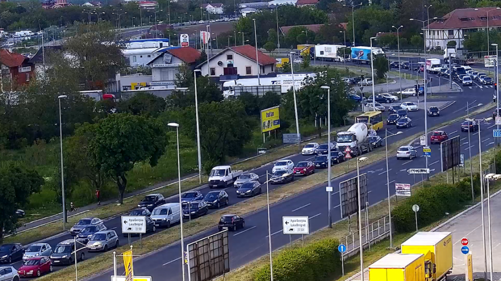 Vozačima se savetuje oprezna vožnja zbog mogućih odrona i mokrih kolovoza
