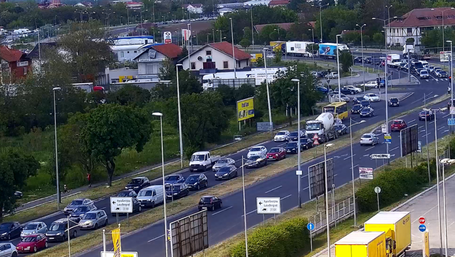 Vozačima se savetuje oprezna vožnja zbog mogućih odrona i mokrih kolovoza