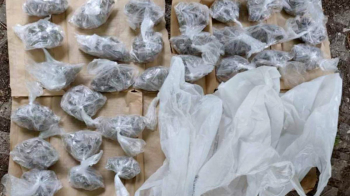 Hapšenje u Beogradu: U "fijatu" pronađeno više od 500 kesica marihuane, privedena dva muškarca