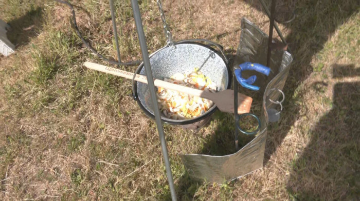 "Od tajnih sastojaka imamo ljubav, gulaš jedino tako može dobro": "Borački kotlić" u Medoševcu