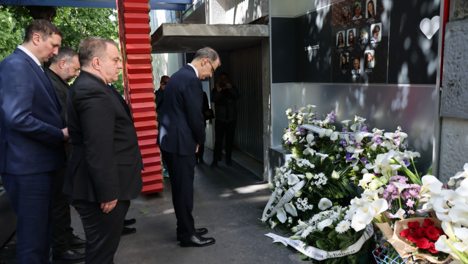 Premijer Macut sa ministrima odao poštu stradalima u u Osnovnoj školi "Vladislav Ribnikar"