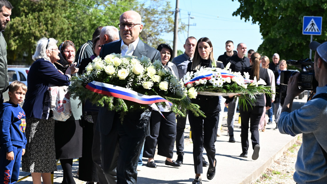 Mesarović i Vučević položili vence u Duboni povodom treće godišnjice masovnog ubistva