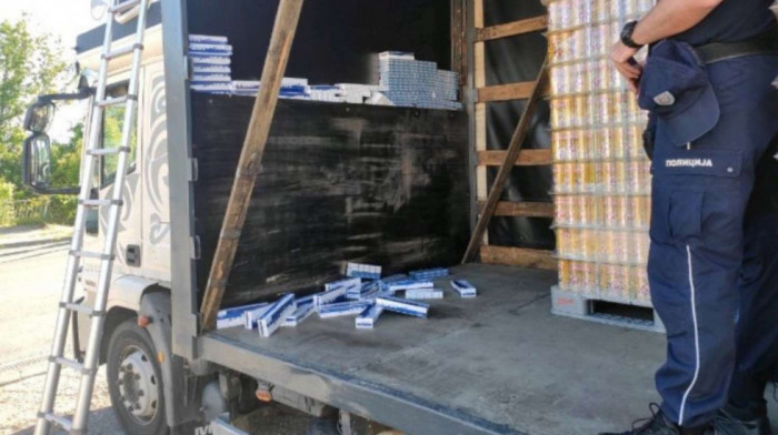 MUP presekao šverc na granici: Vozač kamiona uhapšen na prelazu Bačka Palanka sa 3.990 paklica cigareta